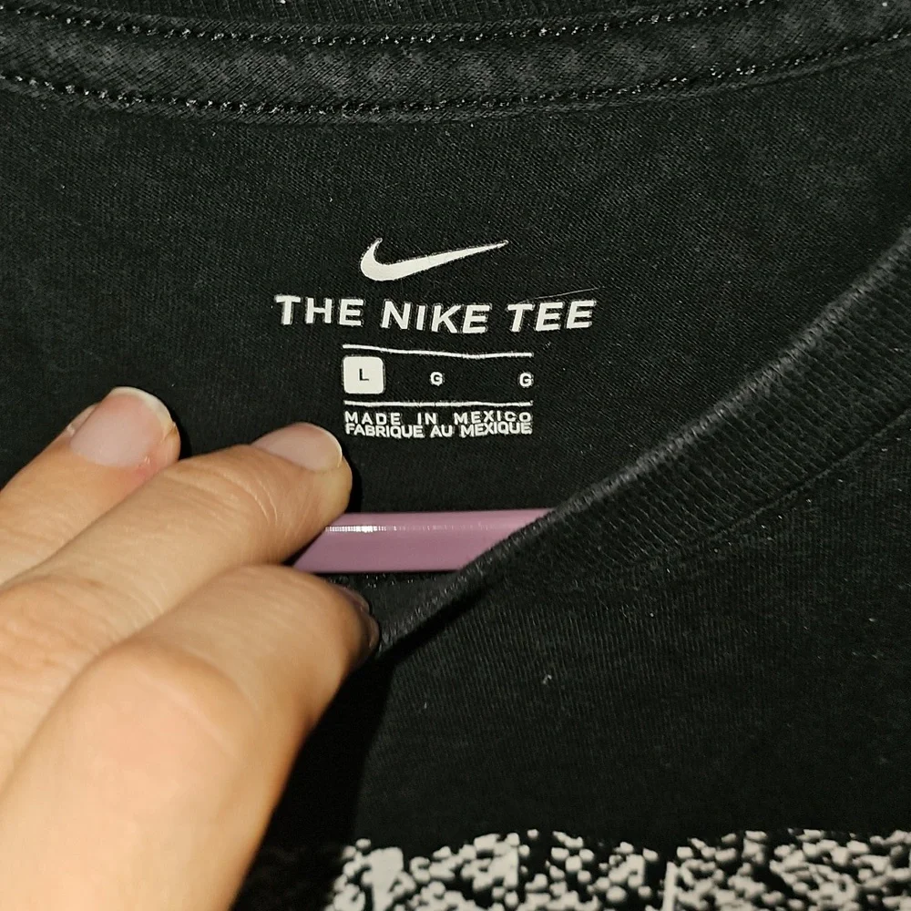 The NIKE Tee Tshirt!! Sz Large Womens